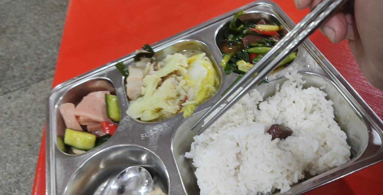 厂里伙食还可以吧！这伙食也不差了，有荤有素的，为什么还有那么多新员工说这厂里伙食