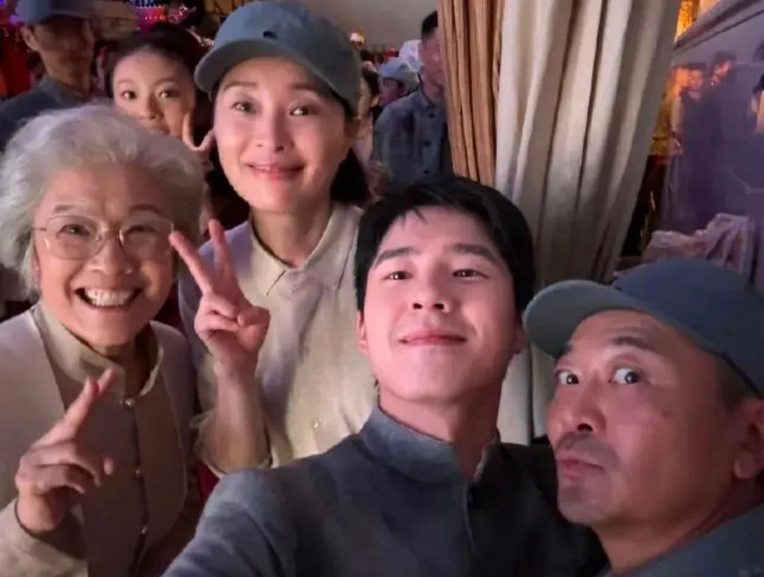吴越晒九三阅兵文艺晚会后台照，见到了久违的宋春丽老师！到底是老戏骨级别的，74