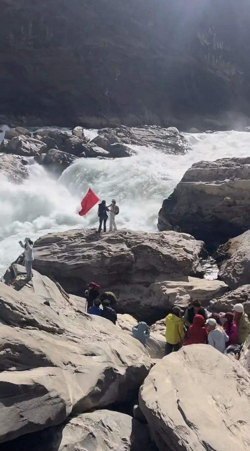 揪心！云南虎跳峡“发疯石”区域一男子落水失联，女方称其洗茶杯时坠江，消防紧急搜寻