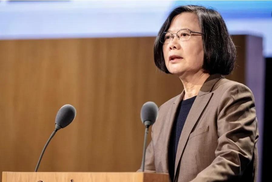 正在欧洲窜访的蔡英文站出来对我们放话了！5月14日，蔡英文声称，如今台湾几乎每天