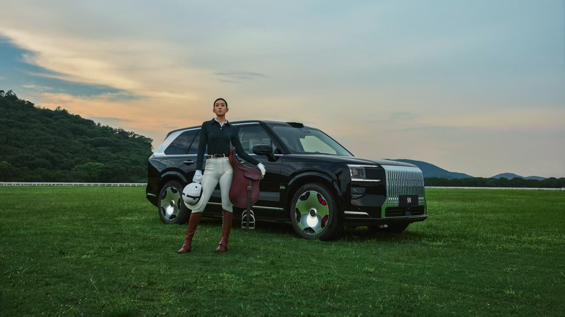 来看看极氪9X这成绩单，一个来月交付一万台，平均售价接近54万，顶配车型占比竟超