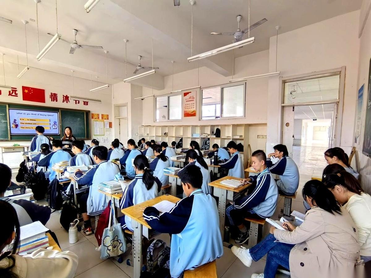 听人说要把英语踢出主科，我心里咯噔一下。这哪是减负啊，这简直就是要把咱们普通人