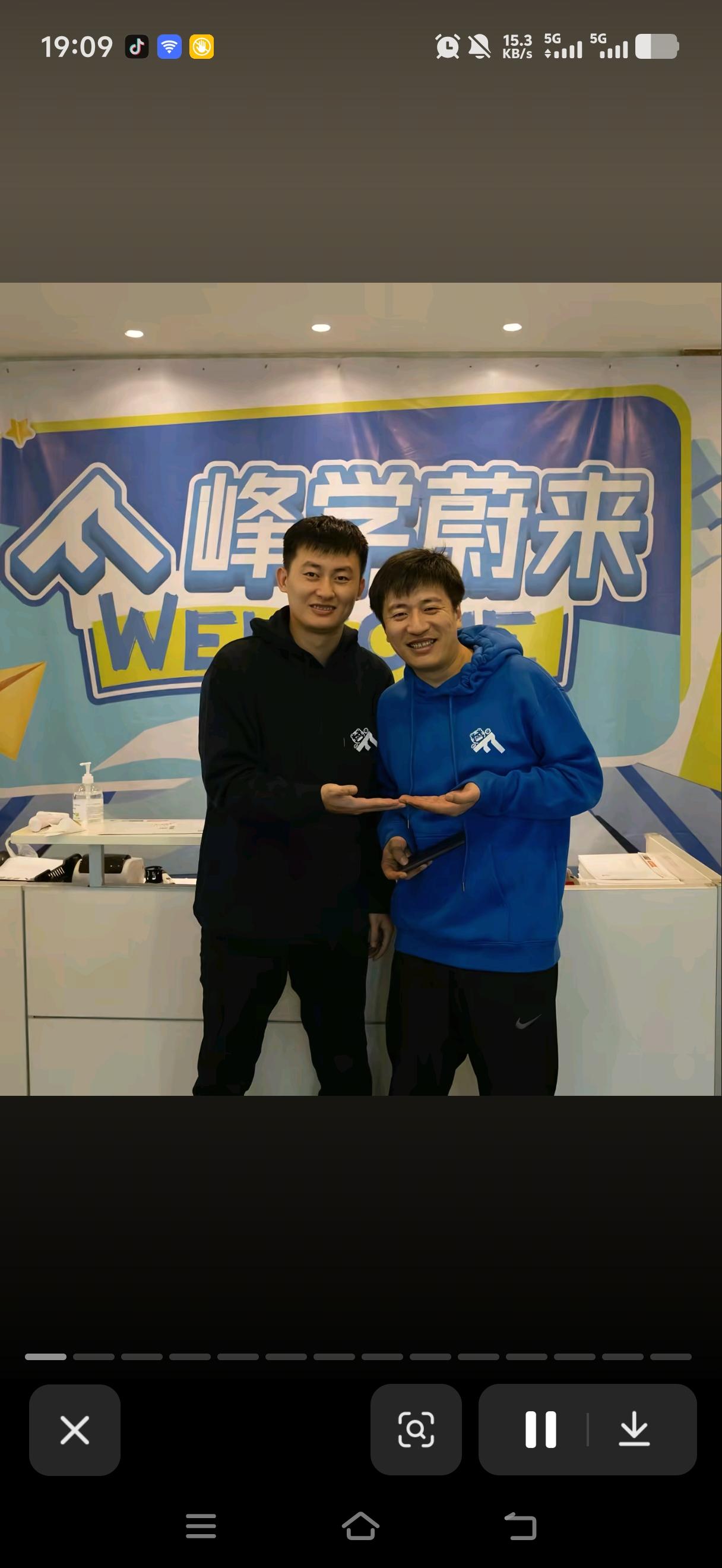 武亮发长文缅怀张老师，张老师对于他来说亦兄亦友亦父。他回顾与张老师2021年相识