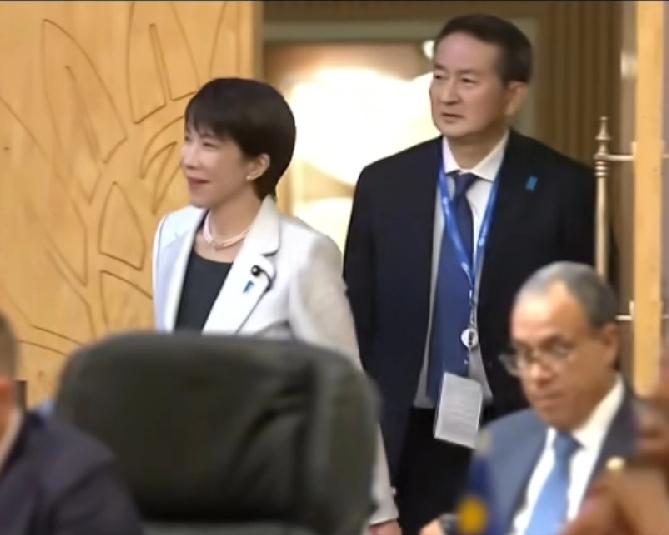 高市早苗G20开会，确实迟到了，因为没到之前，看现场日本座位席上，确实有一个男官