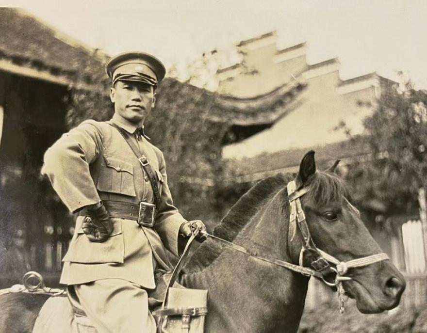 1926年，美国摄影师梅尔·拉沃伊拍摄了这张照片，此时的老蒋刚刚就职国民革命军总