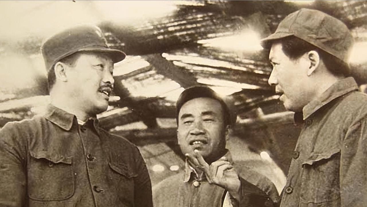 1947年7月，小河会议结束后，毛主席突然找到贺龙，神色凝重的说：“有句