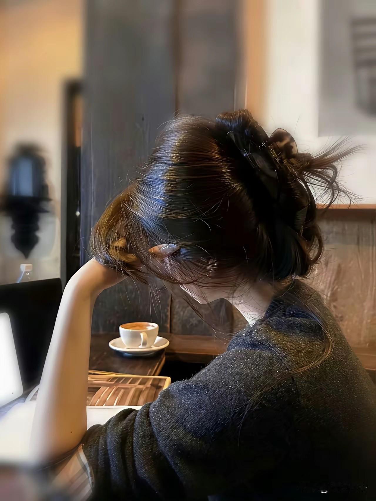 在生活中，清醒的成年人的一定要懂的四句话。第一：不合适的的关系，及时搞砸