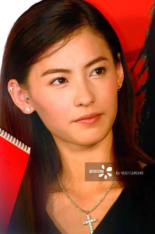 好适合戴一些亮晶晶的东西不仅是顶美还太洋气了我对配饰的欲望追溯还是张柏芝勾起