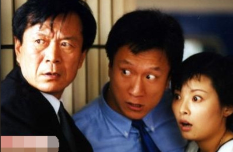 1997年，赵宝刚筹拍《永不瞑目》时，在海报上看到陆毅。当时，他就觉得陆毅是“肖