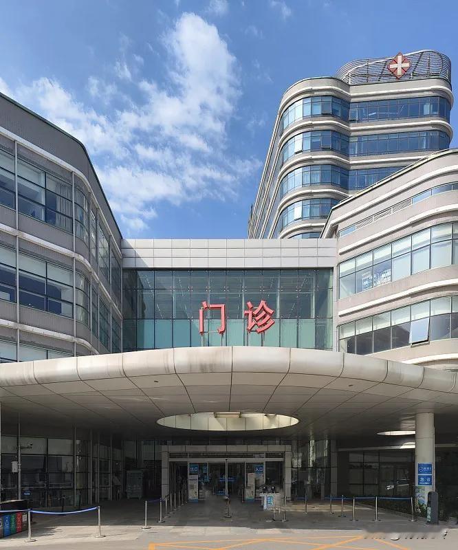 产妇刨宫产身亡---刷到这条新闻时，手边的水杯差点没拿稳。45岁，重度子痫前期、妊娠糖尿病、子宫肌瘤