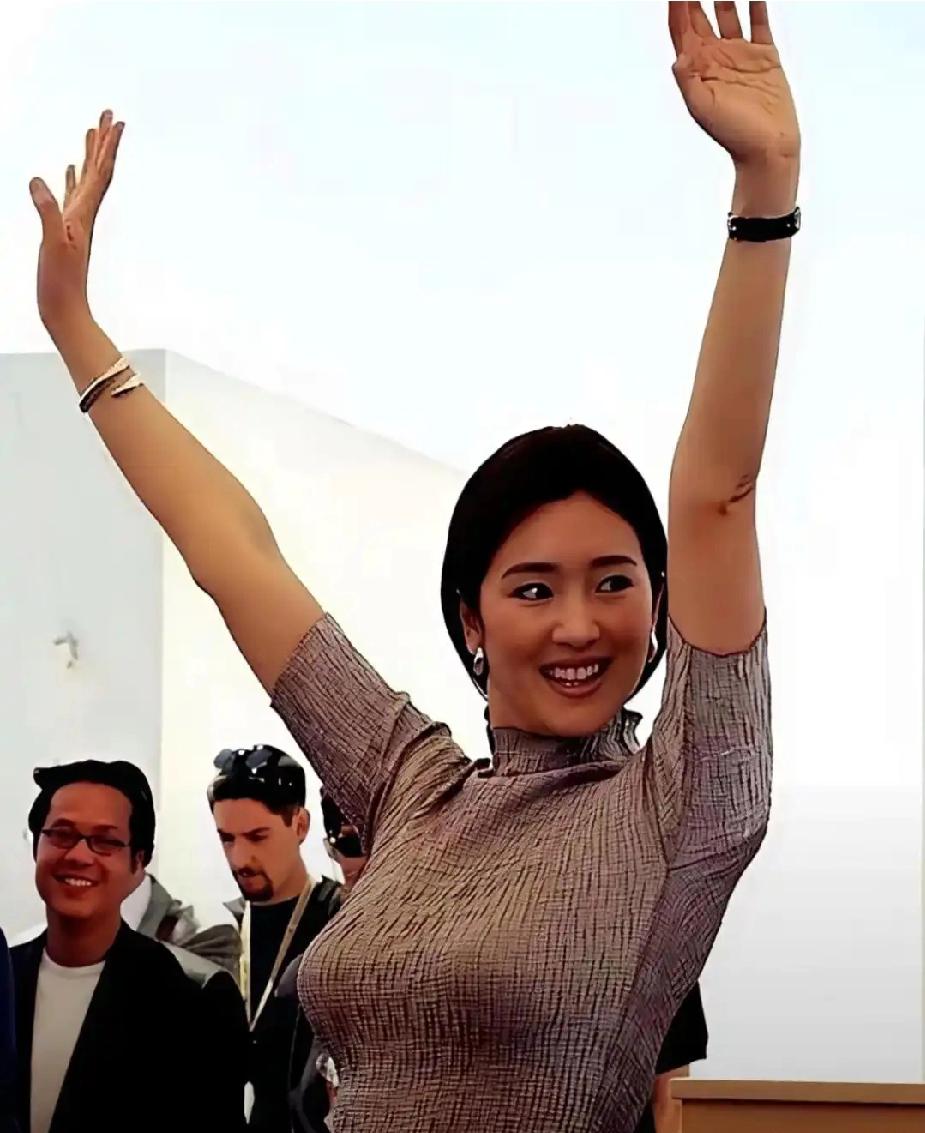 刷到19岁的巩俐，这状态太绝了！刷到这张19岁的巩俐，直接被狠狠戳中！举