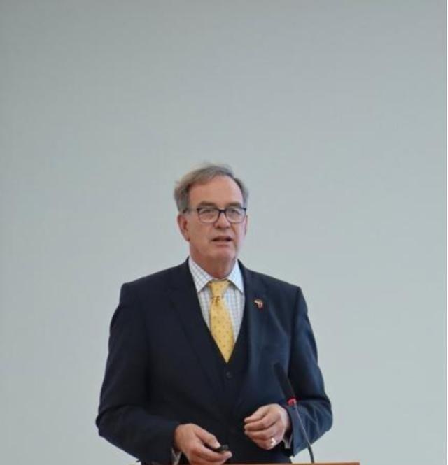 德国：中美打不起来了，因为打了也白打！日前德国教授坦率指出：美国不是害怕中国，也