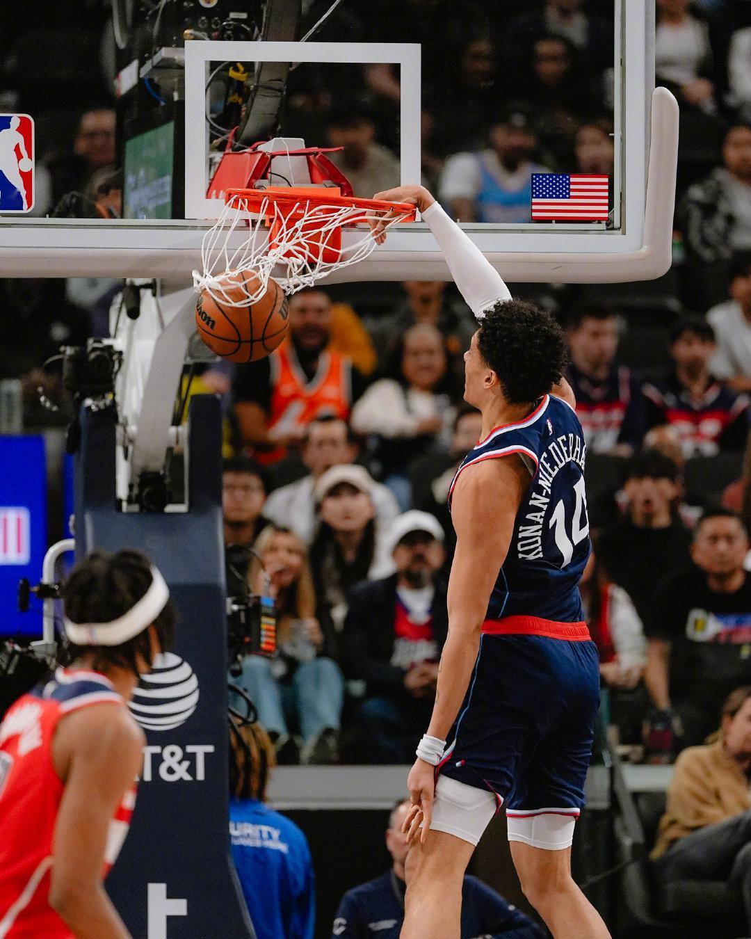 尼德豪泽这小伙挺争气的！一个空接，一个转身反篮，紧接着又是一个大帽，今天祖巴茨