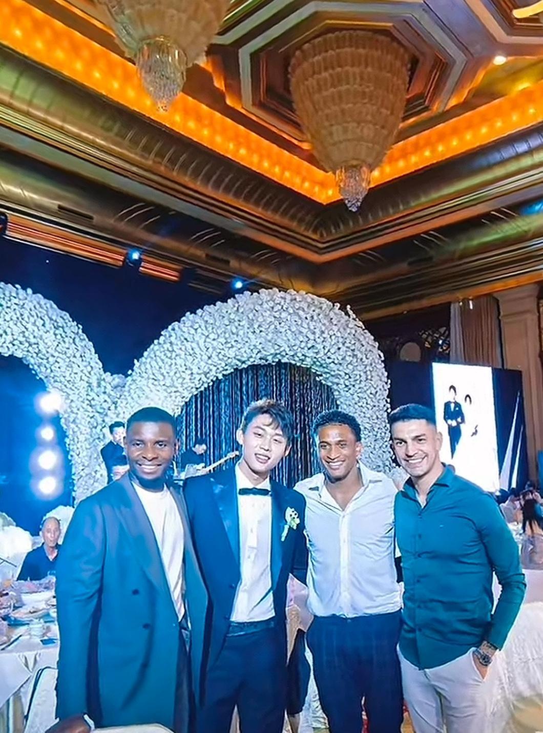 【金顺凯大婚，外援出席】昨晚，金顺凯大婚。申花董事谷际庆为他证婚。其中，其中，
