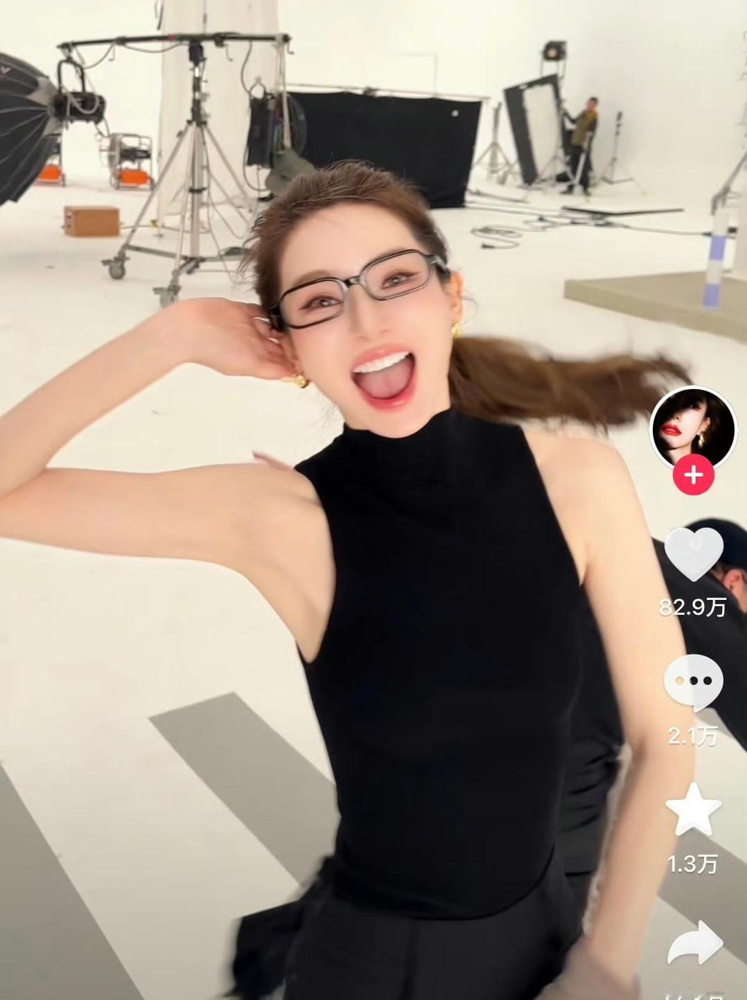 戚薇最新营业照被指撞脸金晨，乍一看确实没认出来……