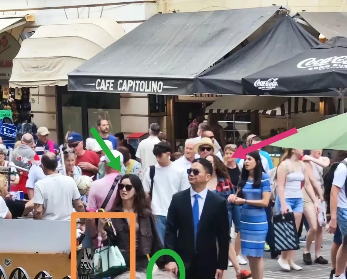 刘强东、章泽天夫妻携手二人游被偶遇了。夫妻俩戴不同款墨镜，刘强东穿黑蓝色西服，白