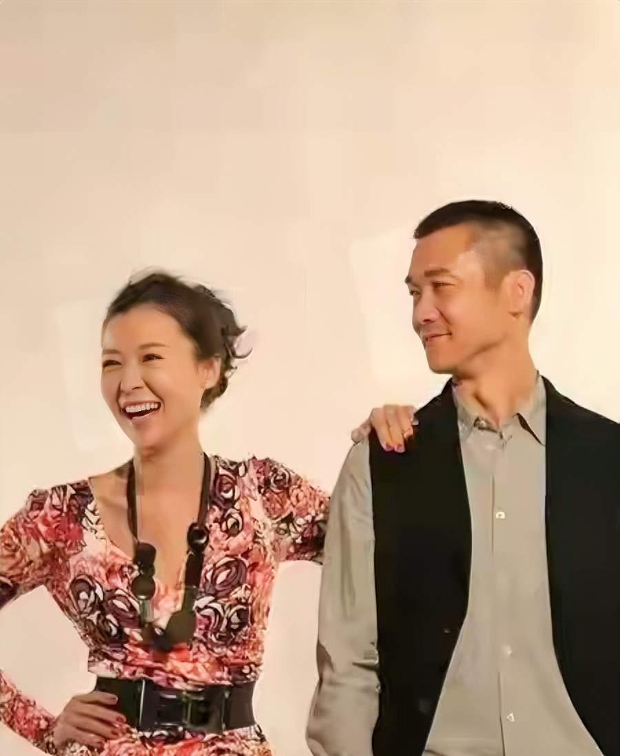 你们认识这两位吗？男的长的如此帅气，女的长的如此漂亮，他们两个人曾经是一对情侣