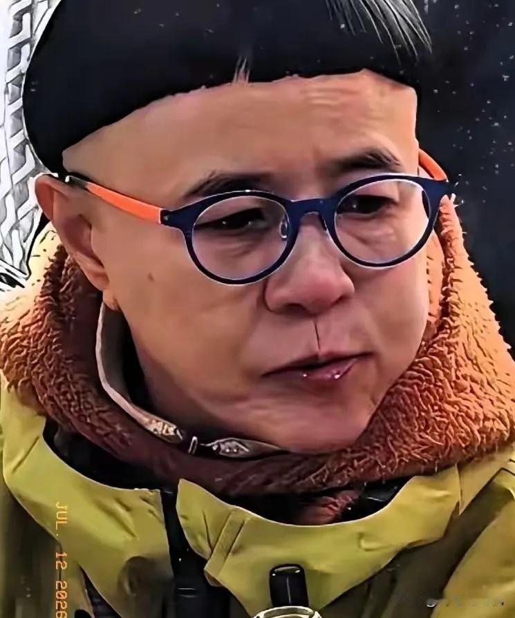 一个快六十岁的女人，捏着每个月8900块的退休金，居然买机票跨省去剪头发，只为剪