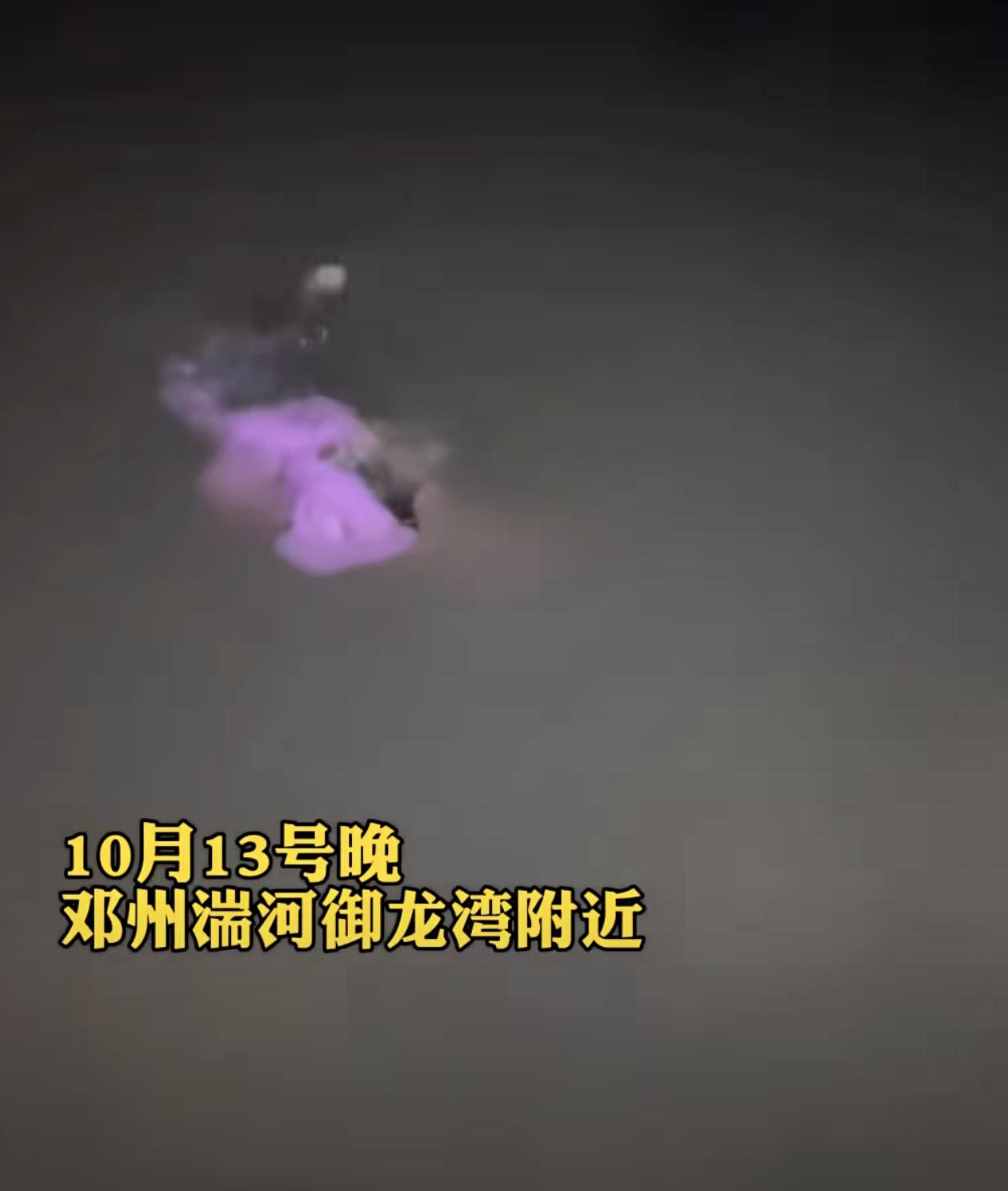 邓州钓鱼佬夜钓钓上来一个小女孩。王佩、刘力两人在河边夜钓，听到河水中不断传来哭