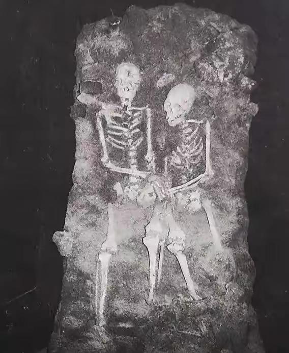 这是1997年，在沈阳东华门，原日本宪兵队本部旧址。在施工时被挖掘出来的。​