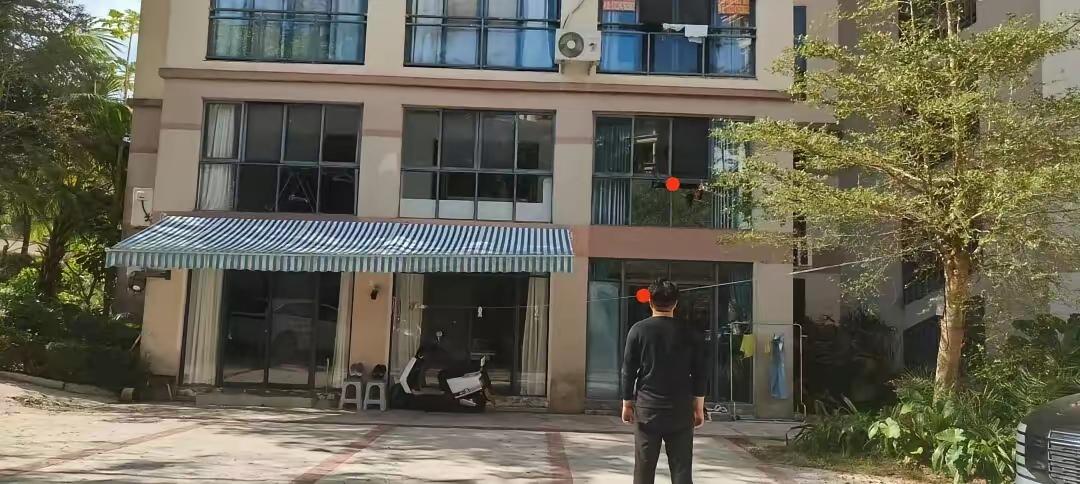 "谁死谁有理？"海南万宁，一男子是北大法律硕士，带一家七口来度假，车刚停稳，就看