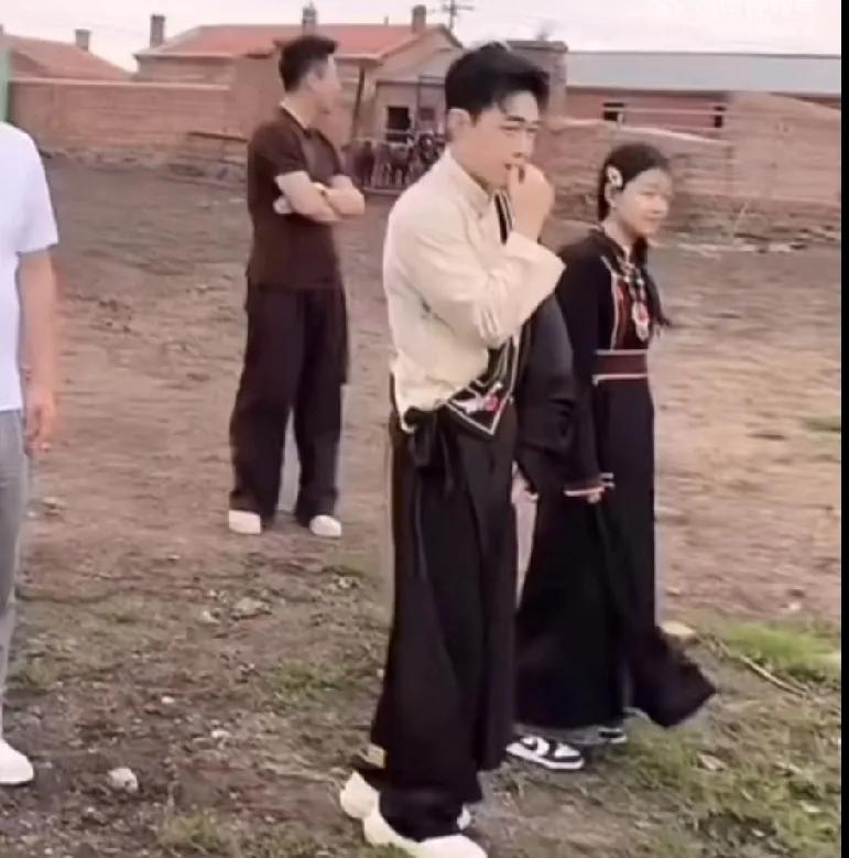小玥儿好像大S，非常漂亮，这次旅行可汪小菲最高兴了，看女儿骑马，看儿子小霖霖挤牛