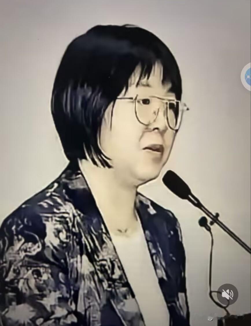摊牌了，不装了。清华美院教授张敢在展览评述中评价，“丁荭的作品是一曲凡人颂歌”，