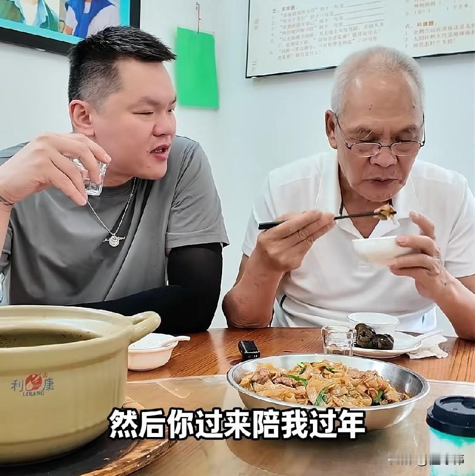 父爱无声！朱芳雨谈自己的老爸：“我爸当年送我来宏远的时候，是自己开车过来的，