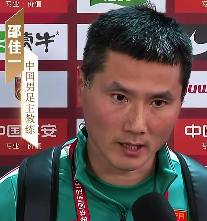 说你不行，不是不行，是真不行。豪情壮志的国家队又一次栽了大跟头，赛前主教练和球