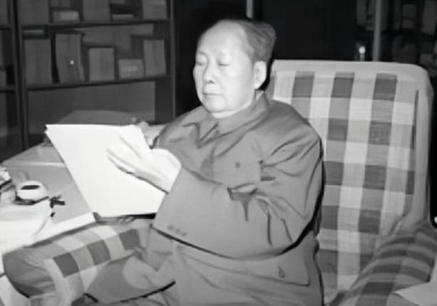 1976年除夕，是毛主席最后一个春节，年夜饭是武昌鱼，只吃了几口。晚年的伟人满心