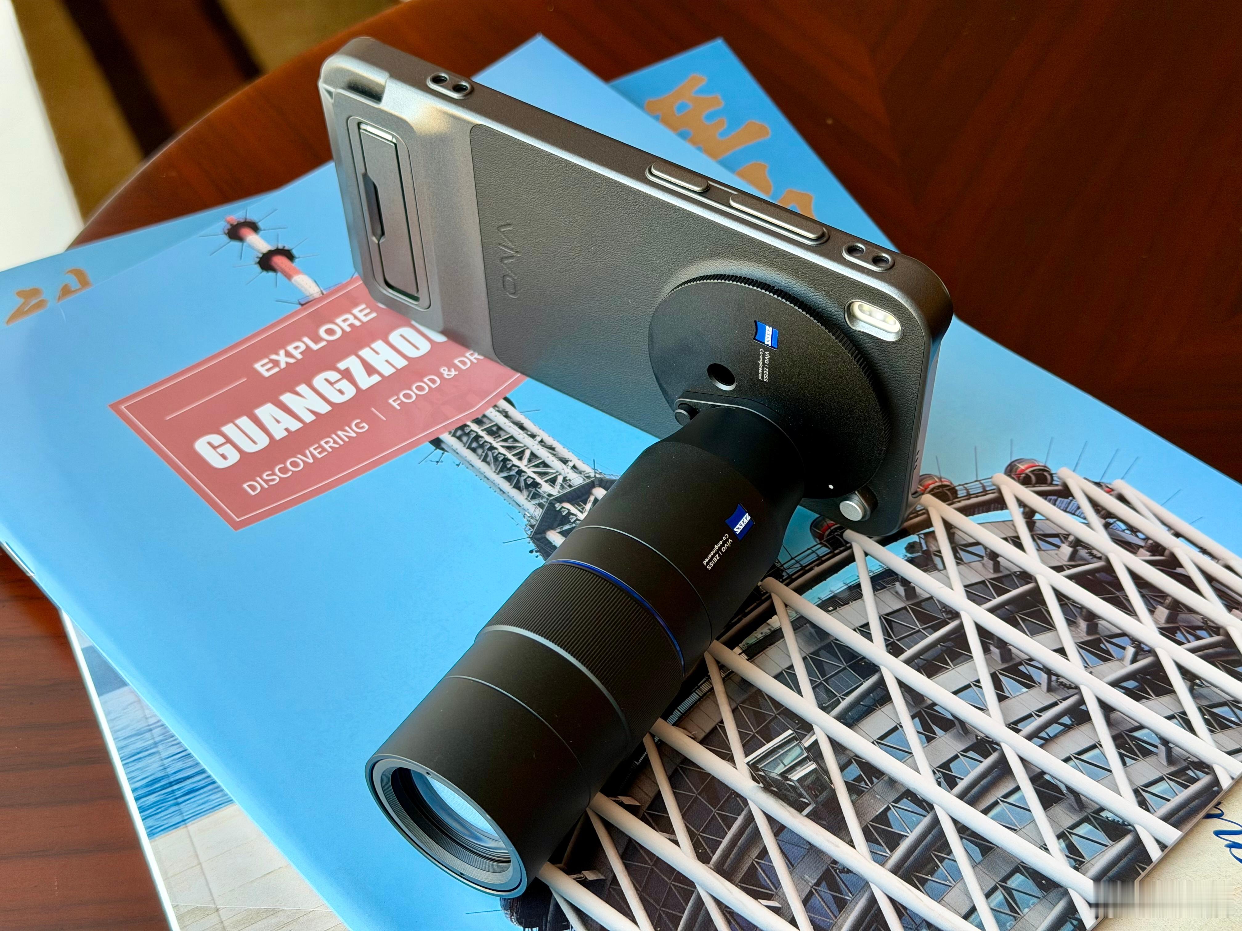 vivoX300装上了长焦增距镜，什么叫宇宙超级无敌标准版啊不过需要注意，安