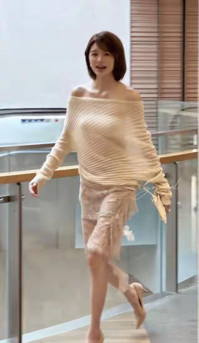美腿大赏！黄晓明签约艺人白翊汝，肤白貌美大长腿很奈斯