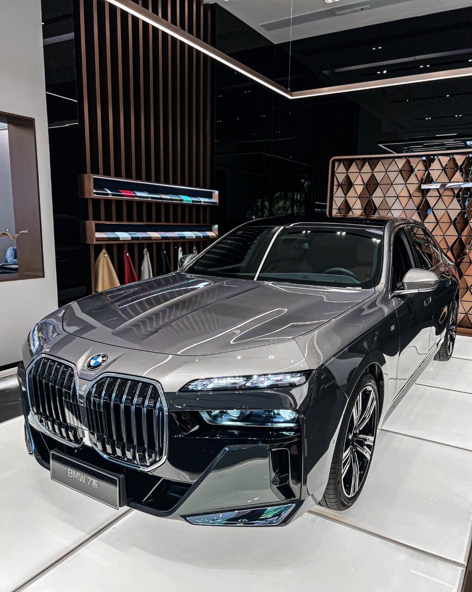 宝马7系降价约27万昨天刚看宝马723落地65w，还没咋谈。图片里的双拼色好看