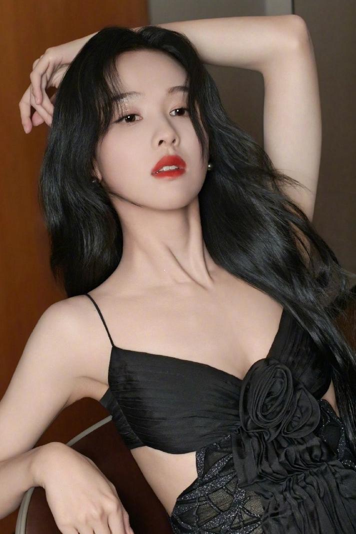 陈都灵黑裙红妆杀疯了！清冷骨相配艳色，氛围感直接拉满💋陈都灵这组黑裙写真也