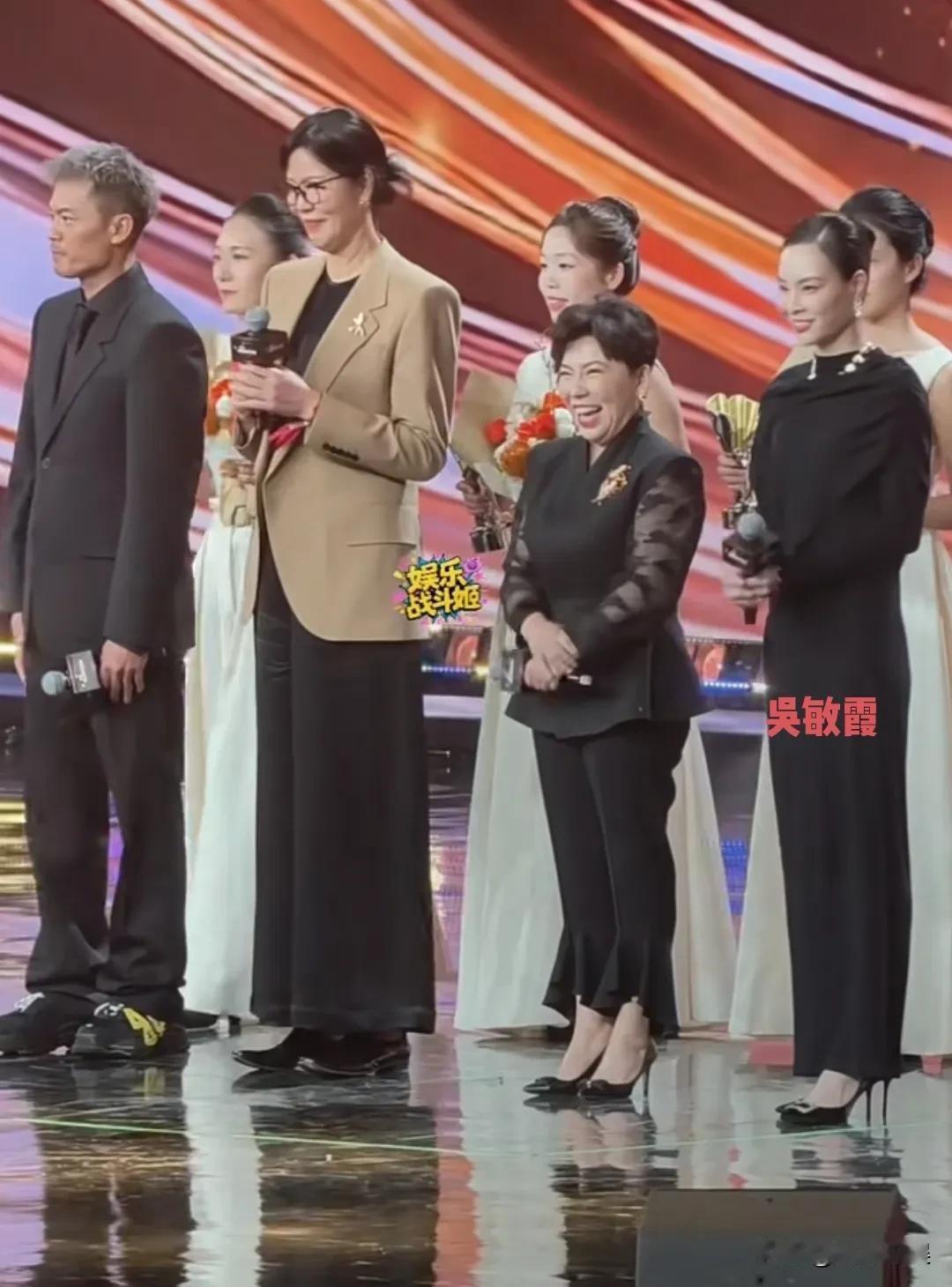 看看他们，这才是真正的明星风采，一个个英姿飒爽，神采飞扬！郎平，邓亚萍，林丹，