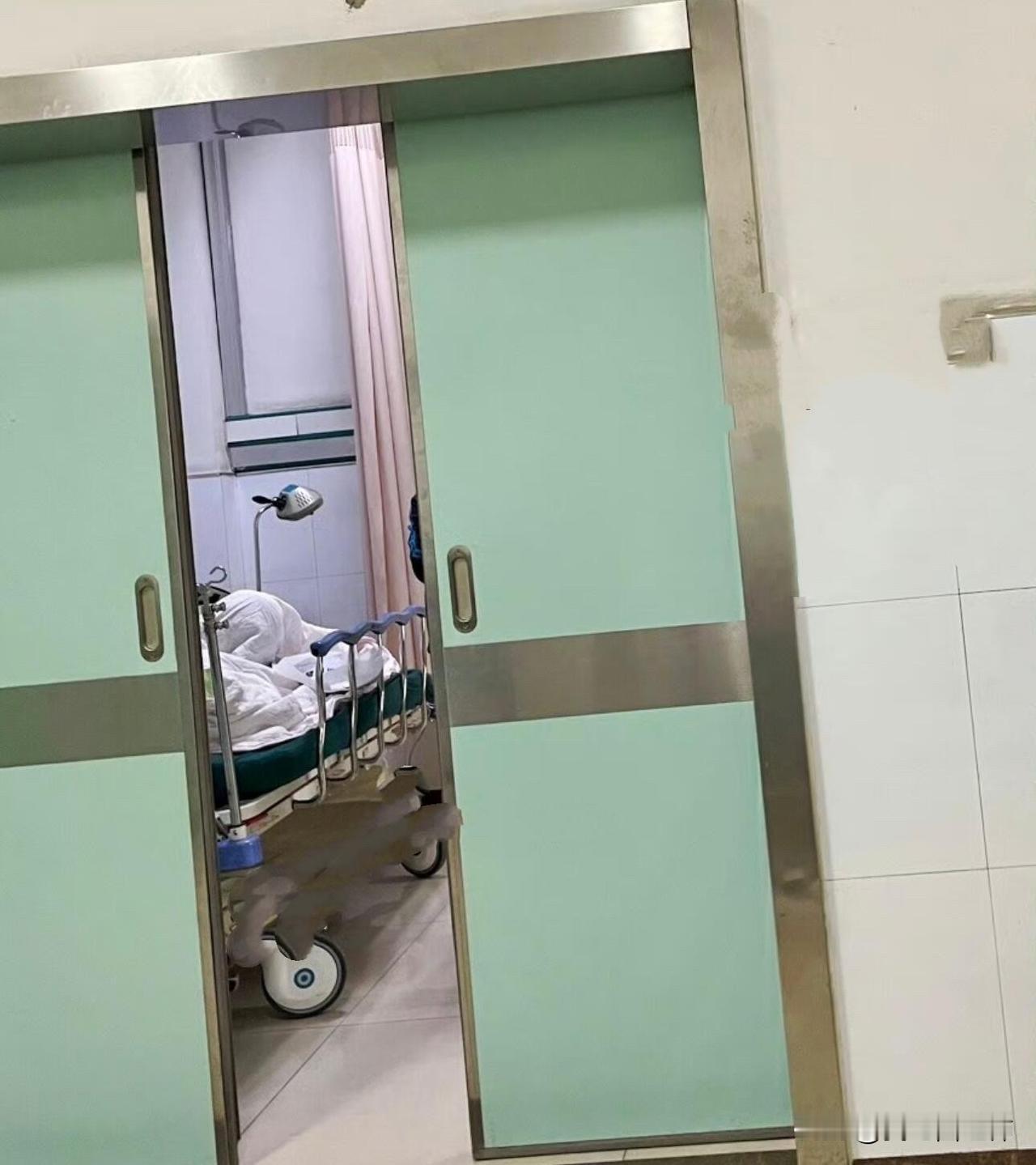 上班遇到一对老年夫妻，老两口年龄都超过了80岁，病人是妻子，快速性房颤，交代病情