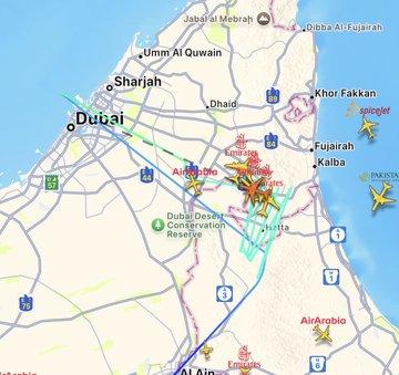 阿联酋迪拜机场3号航站楼C18登机口遭到袭击冒出浓烟。多架阿联酋航空飞机