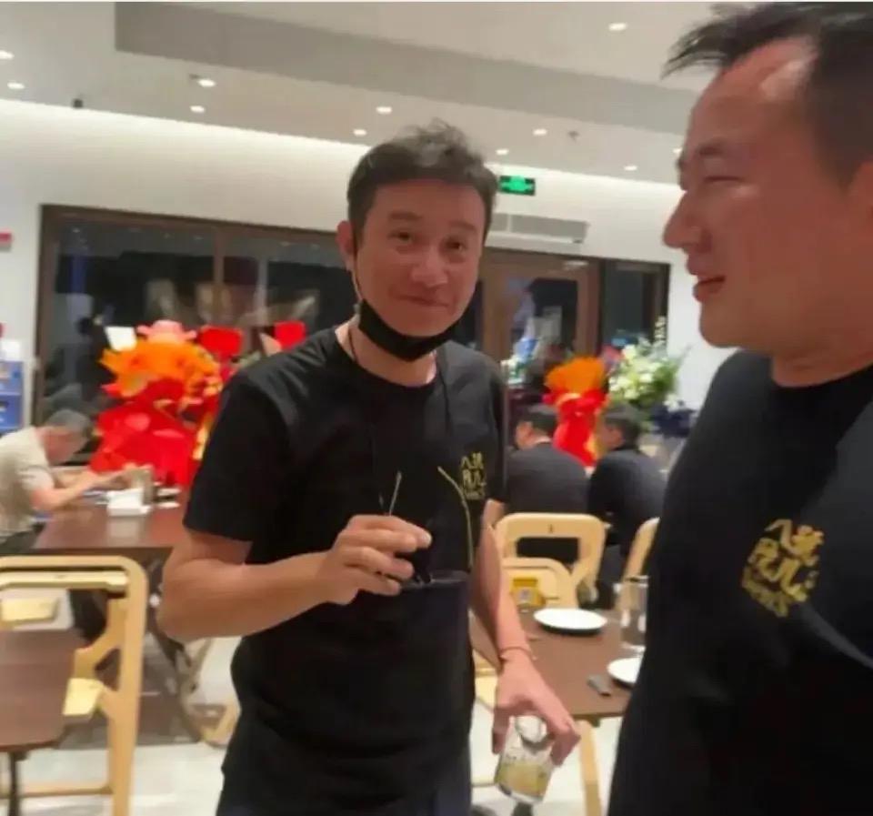 我能接受文章开饭店，也能接受他变老了，但是真的接受不了他竟然在店里跟客人点头哈腰