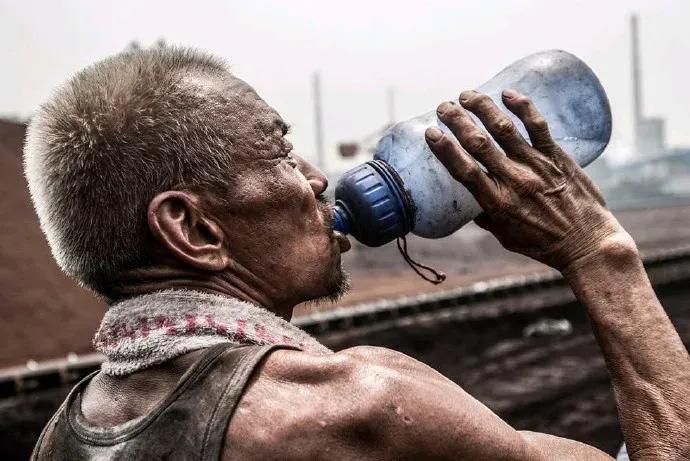 有命挣钱，无命花钱的老板！我们小区附近有一家烧鸡店，他家的烧鸡做的非常好吃，价