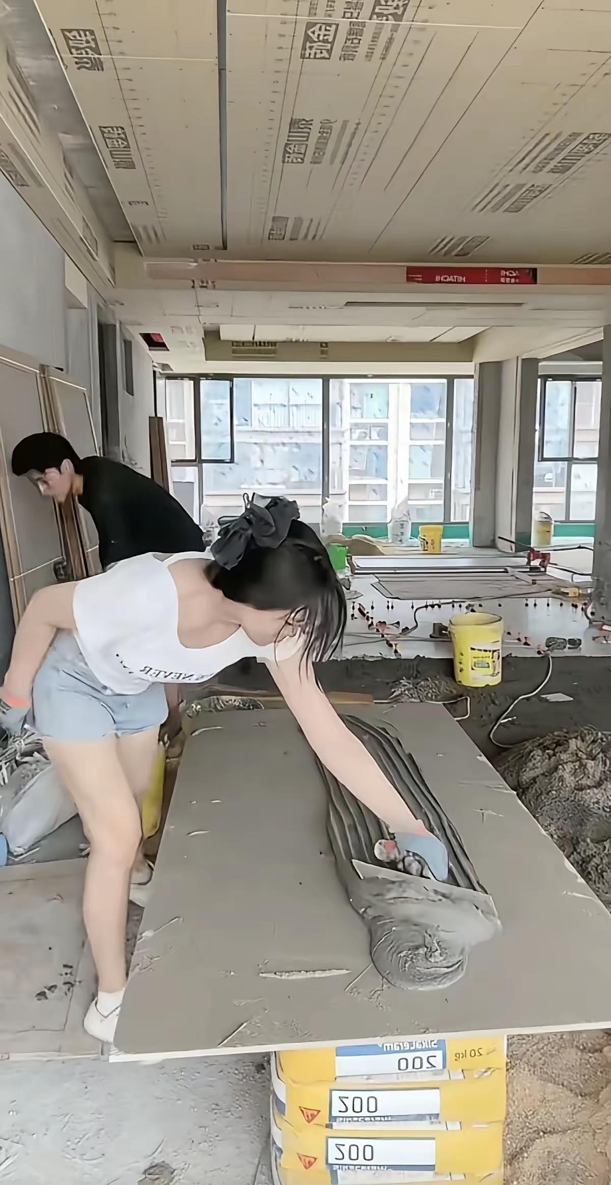 羡慕了！河南周口，一对00后小夫妻，丈夫贴瓷砖，妻子打下手，两人一个月能挣两万左