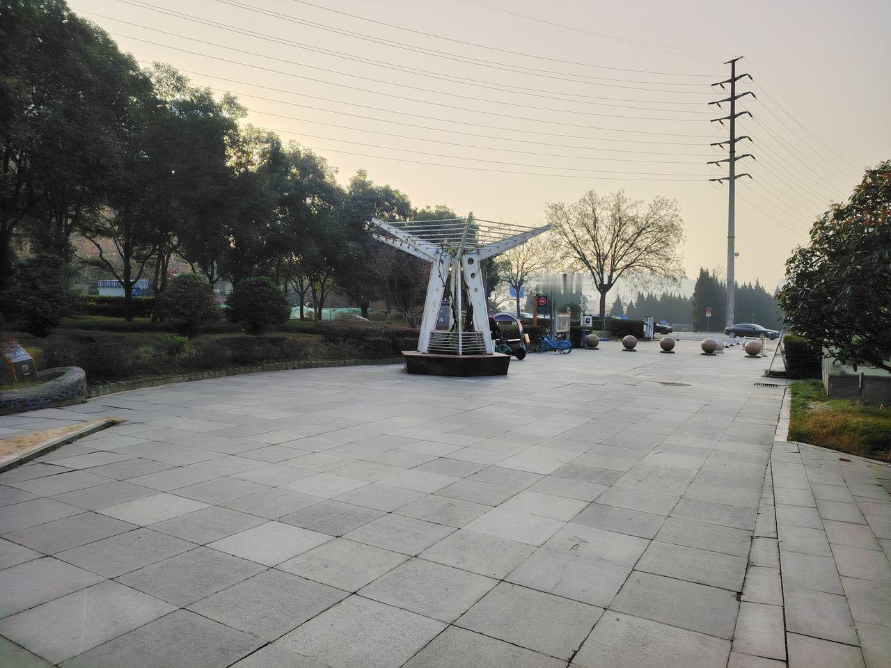 胡老师到学校担任校长后，极为重视为教师谋取福利。老师们到校时间早，在家吃早饭颇