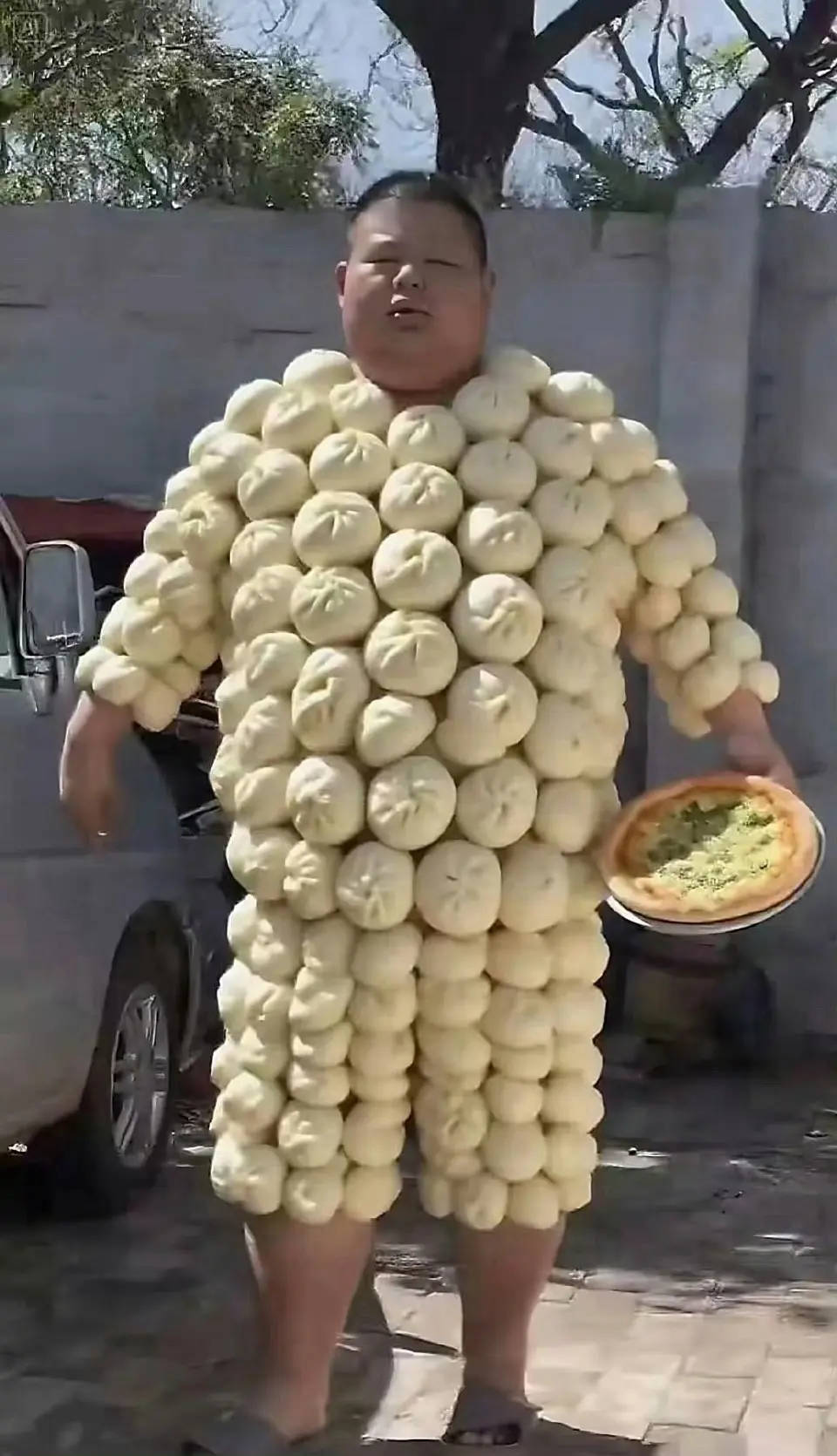 哥们太有才了，不服不行啊，应该去巴黎世家应聘​​​