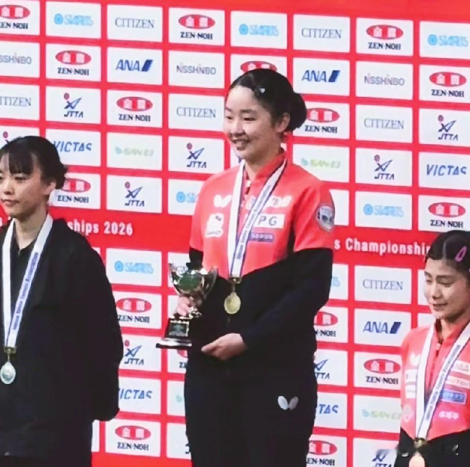 全国日本竞标赛17岁的张本美和拿到冠军，她3:0击败了17岁的小盐悠菜！17