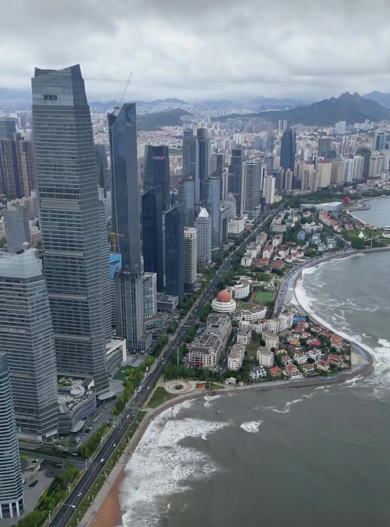 青岛城建的“门面”！下面这些照片展现的是青岛市香港路一带的建筑群，也是青岛市摩