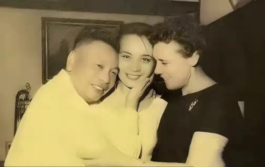 这是1961年，51岁的蒋经国夫妇和女儿蒋孝章的合影，看他们蒋经国对女儿的疼爱，