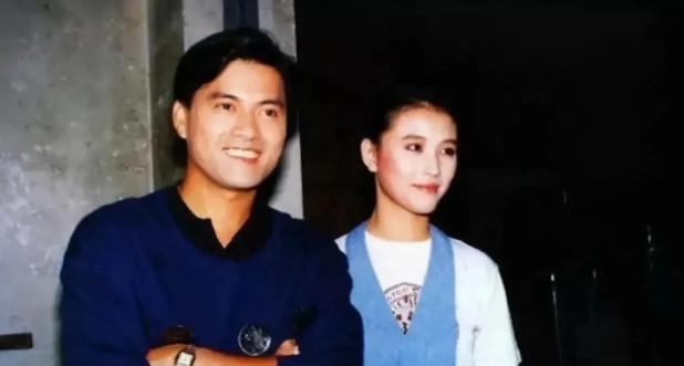 1989年，29岁的吕良伟在和小10岁的周海媚结婚后，把父亲接到家里同住，可周海