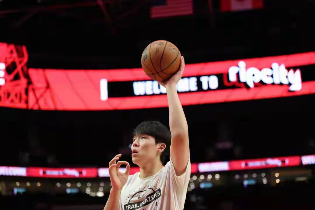 关注杨瀚森，关注杨瀚森在NBA的比赛。北京时间11月27日，NBA常规赛开拓者对