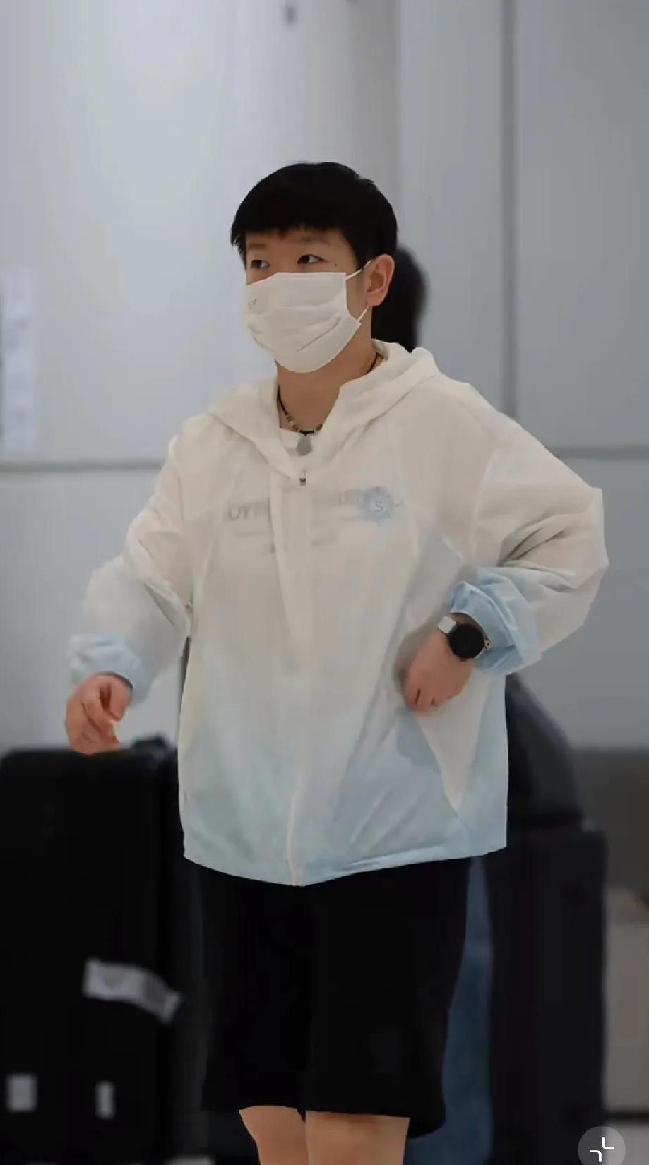 莎莎到横滨了，看来上午来时走的VIP，莎莎换新箱子了，她和她哥都忘了填写入