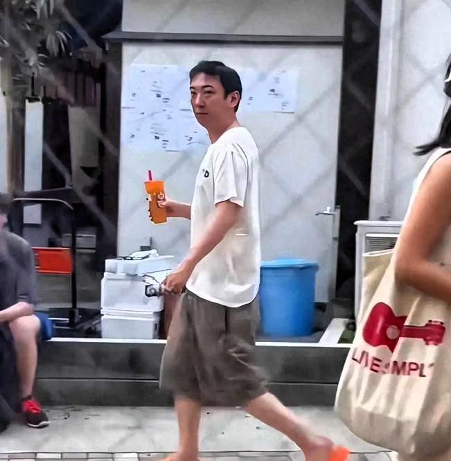 差点没认出来37岁王思聪，富二代滤镜碎一地近期几次网友偶遇的画面里，37岁
