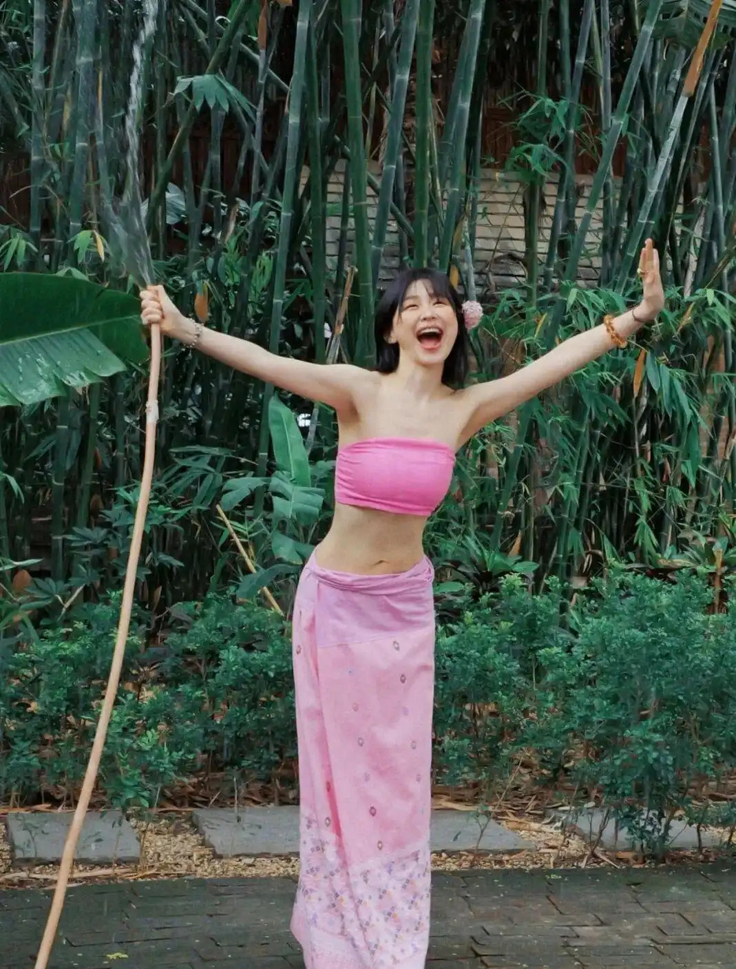 金靖晒美照秀S型身材，手臂纤细腹肌亮眼，保暖睡眠是其减重关键